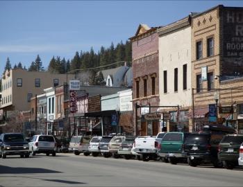 parked cars in old town truckee, old buildings in the background