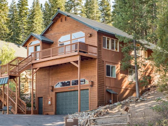 front of a home in tahoe donner
